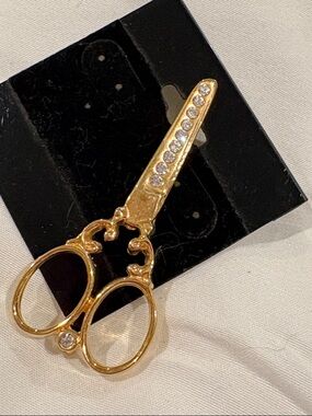 Beautiful Vintage Scissor Pin w detailed Rhinestones 1 accent Rhinestone bottom